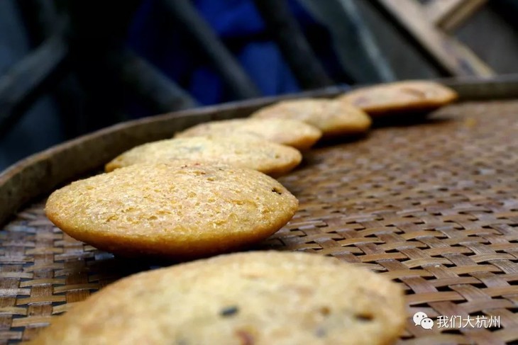 金黄的外衣包着满满的馅料建德玉米粿一口好吃又满足