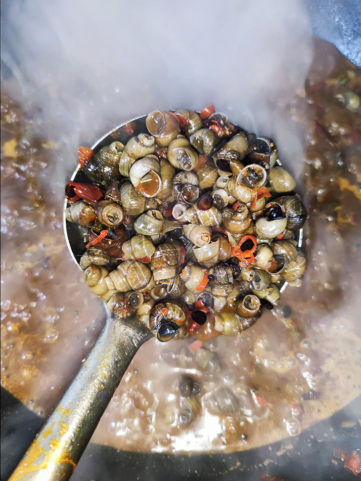 湖上皇麻辣田螺外卖装299元2盒399元3盒新鲜现做加热即食