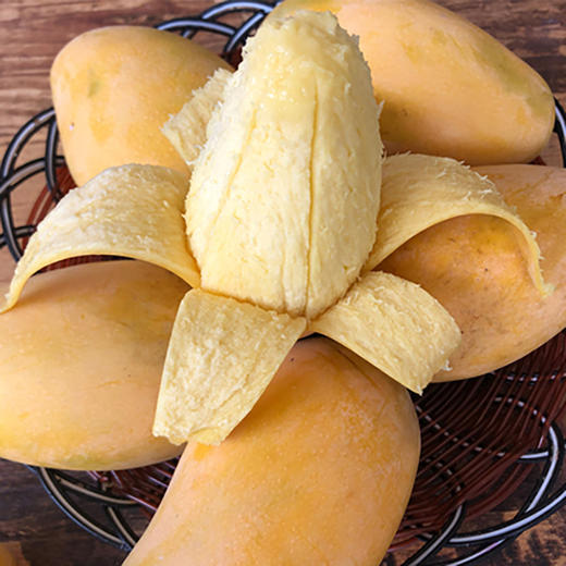 海南黄玉芒果皮薄多汁口感纯正