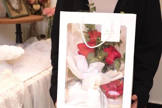 玫瑰赞礼：礼袋里有一捧玫瑰花束和酸奶芝士慕斯花球 商品图2