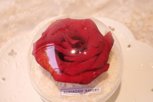 玫瑰赞礼：礼袋里有一捧玫瑰花束和酸奶芝士慕斯花球 商品图3