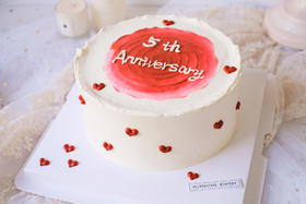 爱的誓言：蛋糕表面可以“自由发挥” 写上周年纪念、你们的名字，或者爱情誓言