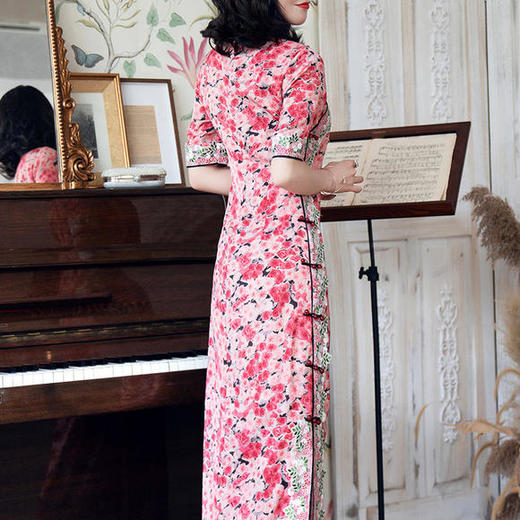 OY-90300立领斜襟中袖印花长款低开叉旗袍 商品图4
