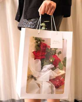 玫瑰赞礼：礼袋里有一捧玫瑰花束和酸奶芝士慕斯花球