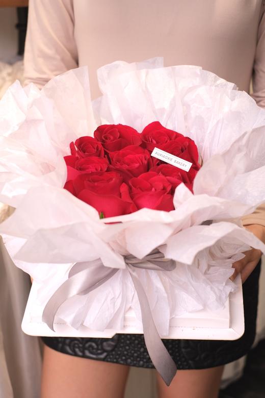 玫瑰捧花：这份玫瑰捧花表面有9朵玫瑰花 ，象征爱情长长久久，与你长相守 商品图0