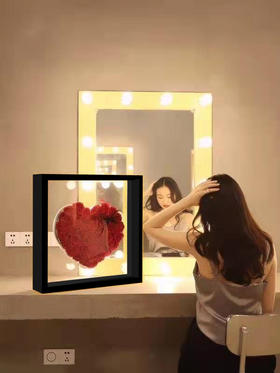 66支红玫瑰双透明开窗心形礼盒可直立摆放