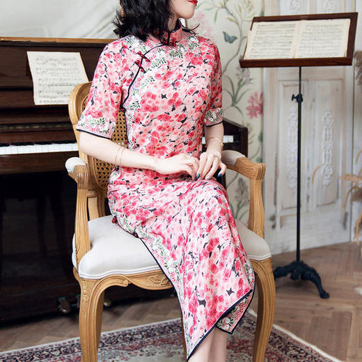 OY-90300立领斜襟中袖印花长款低开叉旗袍 商品图1