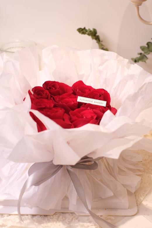 玫瑰捧花：这份玫瑰捧花表面有9朵玫瑰花 ，象征爱情长长久久，与你长相守 商品图1