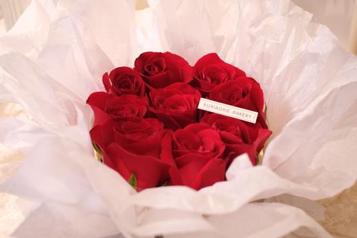 玫瑰捧花：这份玫瑰捧花表面有9朵玫瑰花 ，象征爱情长长久久，与你长相守 商品图2