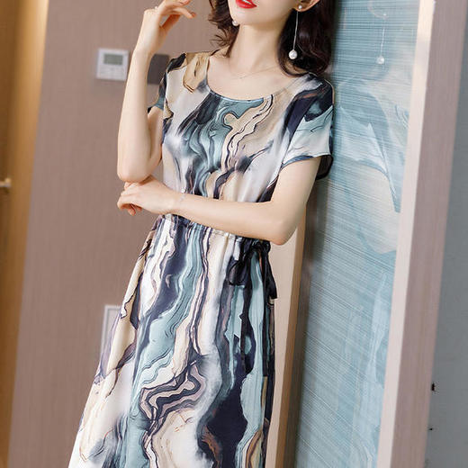 KQ-81070新款系带收腰条纹印花桑蚕丝连衣裙 商品图2