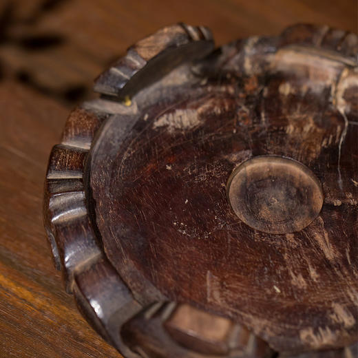 清代  红木云纹三足器座 商品图4