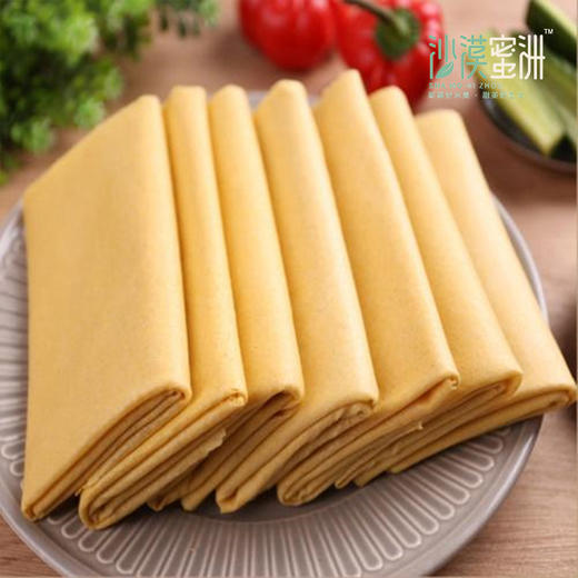 【香软杂粮煎饼 】 五谷杂粮的纯香 配料表干净 无防腐剂 加入发酵工序 让煎饼回软不硬 柔中有韧劲 商品图2
