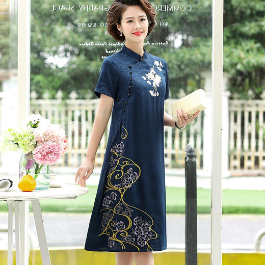 WZNH-YIZX8003纯色绣花连衣裙仿真丝大码显瘦中老年妈妈装 商品图1