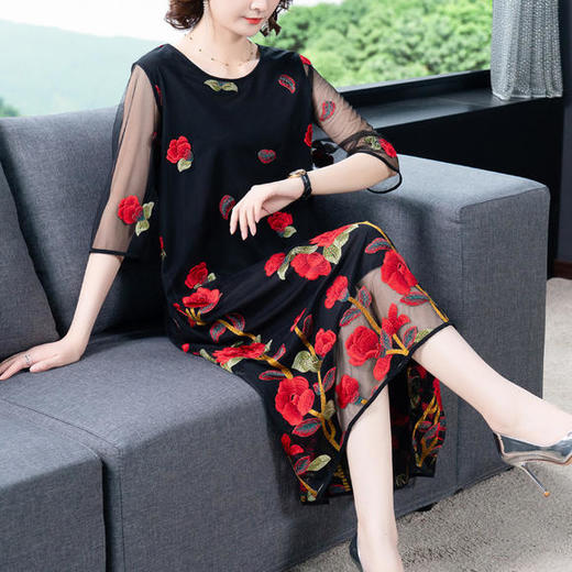 AHM-yxfs9186新款时尚气质网纱绣花七分袖中长款连衣裙 商品图2