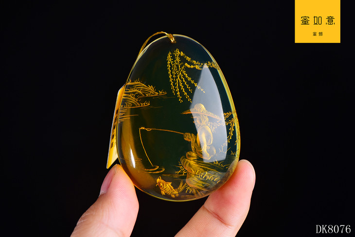 蓝珀渔翁钓鱼阴雕吊坠克重229g编码dk8076