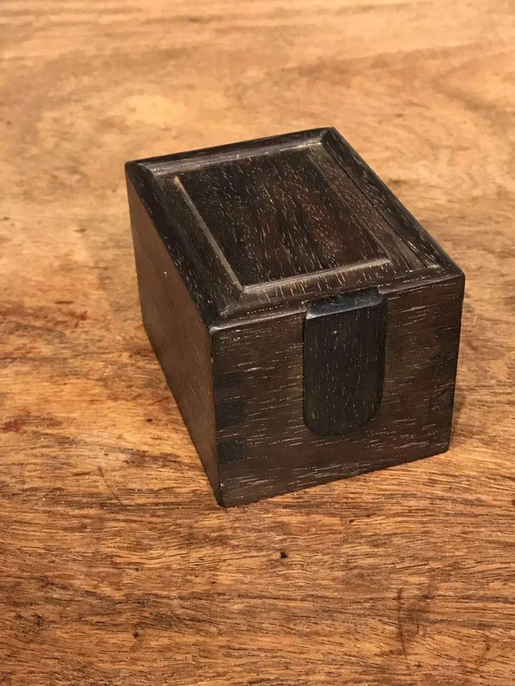 这是一件旧时代的老红木蟋蟀或称蛐蛐盒,红木雕老蟋蟀盒商品详