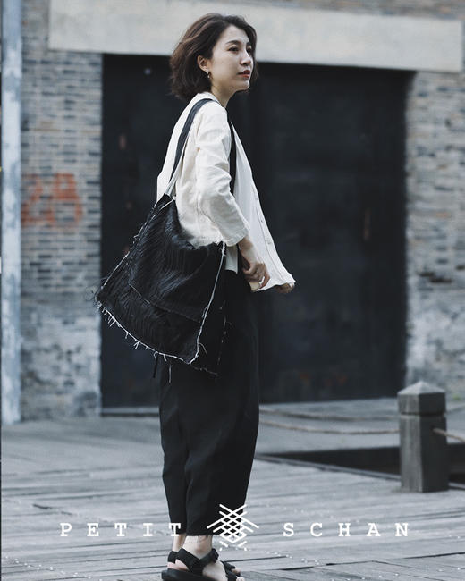 PETIT SCHAN小闪 BAG#002 The Darkness 白天不懂夜的黑 压褶处理工艺 拉丝邮差包 商品图6