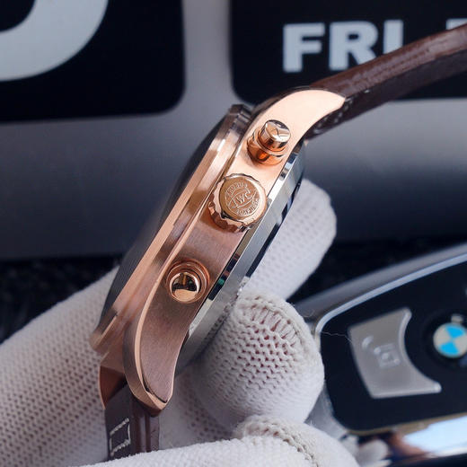 【翱翔蓝天 进击之梦】IWC万国 飞行员系列新作IW377713小王子特别版，7750机芯同步原装，表针尾部微微弯曲，双面防眩晕蓝色镀膜。成就此卓越非凡的飞行腕表。 商品图6