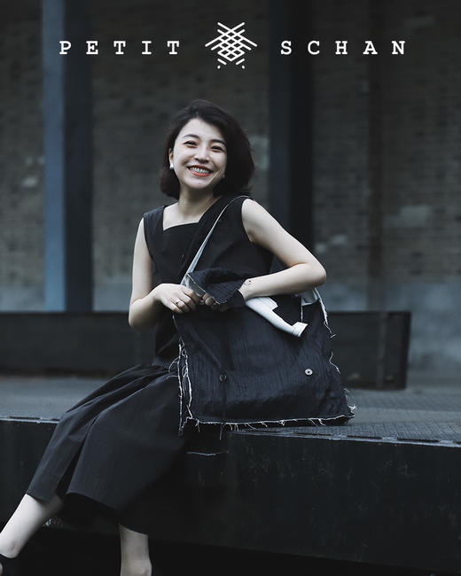 PETIT SCHAN小闪 BAG#002 The Darkness 白天不懂夜的黑 压褶处理工艺 拉丝邮差包 商品图12