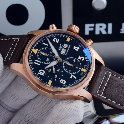 【翱翔蓝天 进击之梦】IWC万国 飞行员系列新作IW377713小王子特别版，7750机芯同步原装，表针尾部微微弯曲，双面防眩晕蓝色镀膜。成就此卓越非凡的飞行腕表。 商品图5