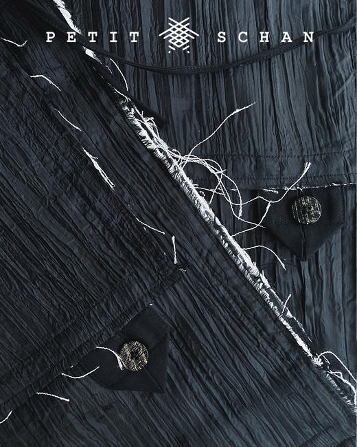 PETIT SCHAN小闪 BAG#002 The Darkness 白天不懂夜的黑 压褶处理工艺 拉丝邮差包 商品图14