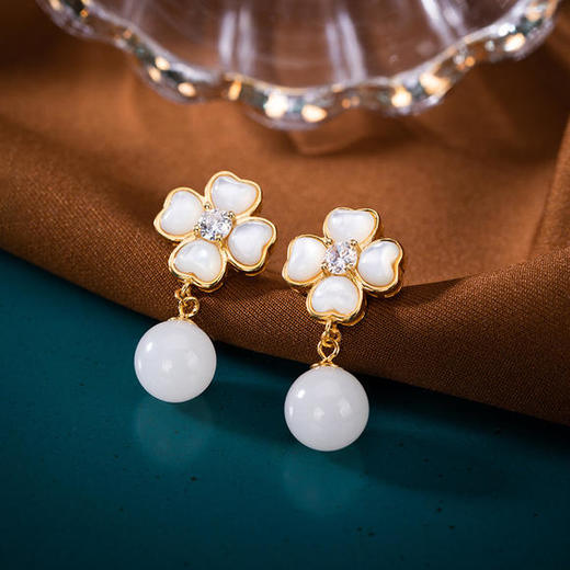 YLY-001S925纯银镶嵌和田白玉四叶草圆珠耳钉 商品图2