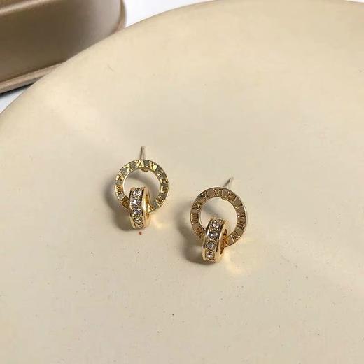 S925 银几何形状轻奢镶钻耳钉 商品图1