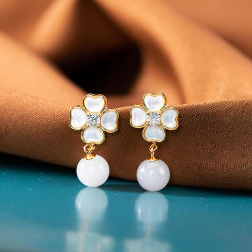 YLY-001S925纯银镶嵌和田白玉四叶草圆珠耳钉 商品图0