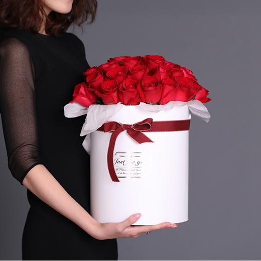伴着你-33朵红玫瑰抱抱桶 商品图0