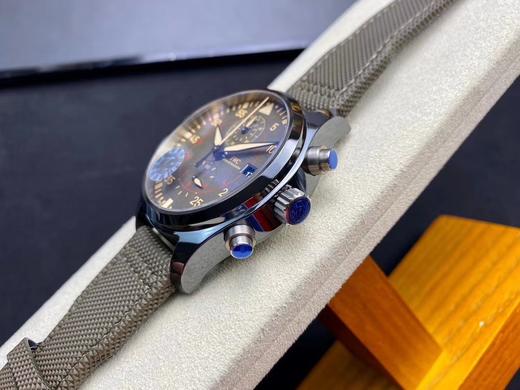 ZF 万国IWC飞行员系列TOP GUN海军空战部队MIRAMAR计时腕表荣耀出场
【表壳】腕表尺寸44X16.5mm 高强度陶瓷表壳的使用相对于传统精钢材质更加轻便和坚固，ZF完美还原正品表壳的细腻 商品图12