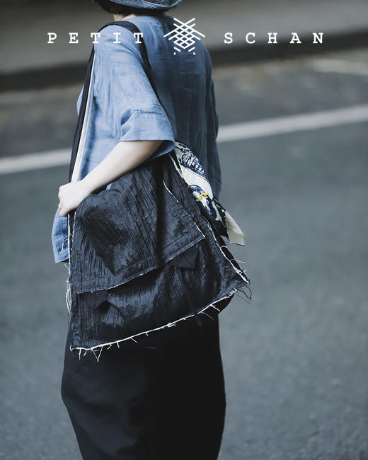 PETIT SCHAN小闪 BAG#002 The Darkness 白天不懂夜的黑 压褶处理工艺 拉丝邮差包 商品图3