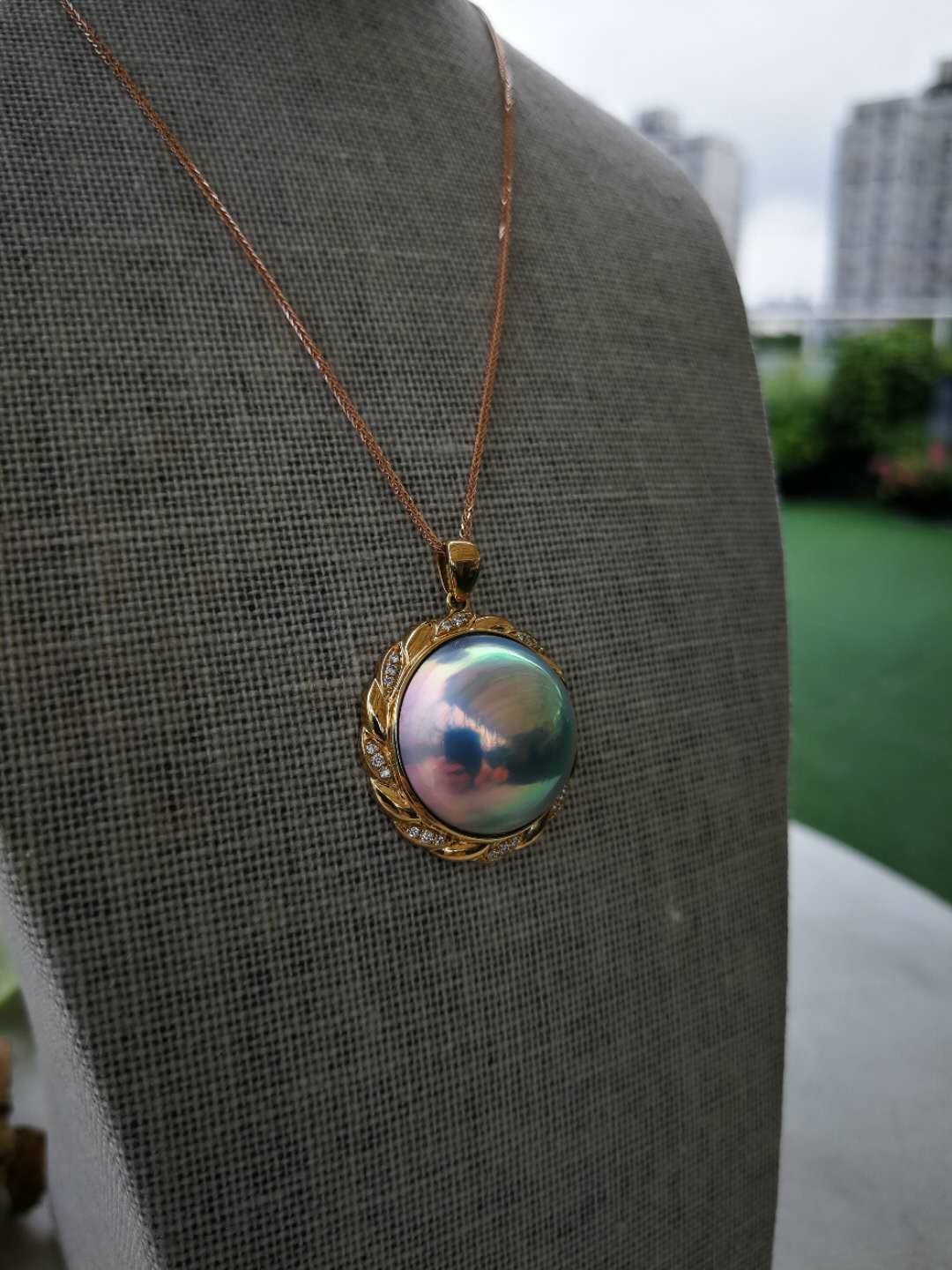 18K金镶钻石 巨美蓝灰色马贝珍珠项链吊坠