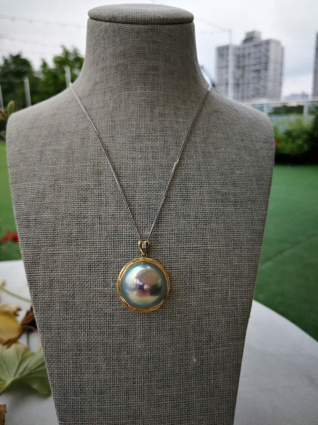 18K金镶钻石 巨珍惜的蓝灰色马贝珍珠项链吊坠（已售，同款可定制）