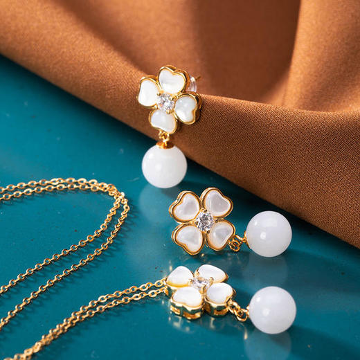 YLY-001S925纯银镶嵌和田白玉四叶草圆珠耳钉 商品图3