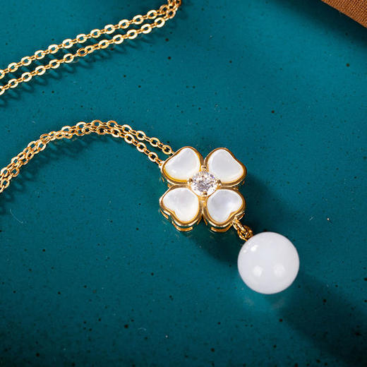 YLY-001S925纯银镶嵌和田白玉四叶草圆珠耳钉 商品图1