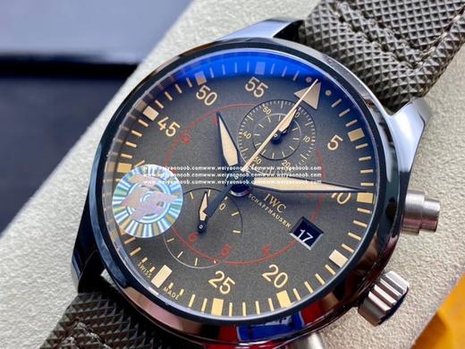 ZF 万国IWC飞行员系列TOP GUN海军空战部队MIRAMAR计时腕表荣耀出场
【表壳】腕表尺寸44X16.5mm 高强度陶瓷表壳的使用相对于传统精钢材质更加轻便和坚固，ZF完美还原正品表壳的细腻 商品图3