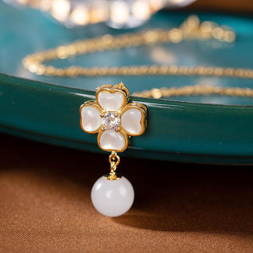 YLY-001S925纯银镶嵌和田白玉四叶草圆珠耳钉 商品图4