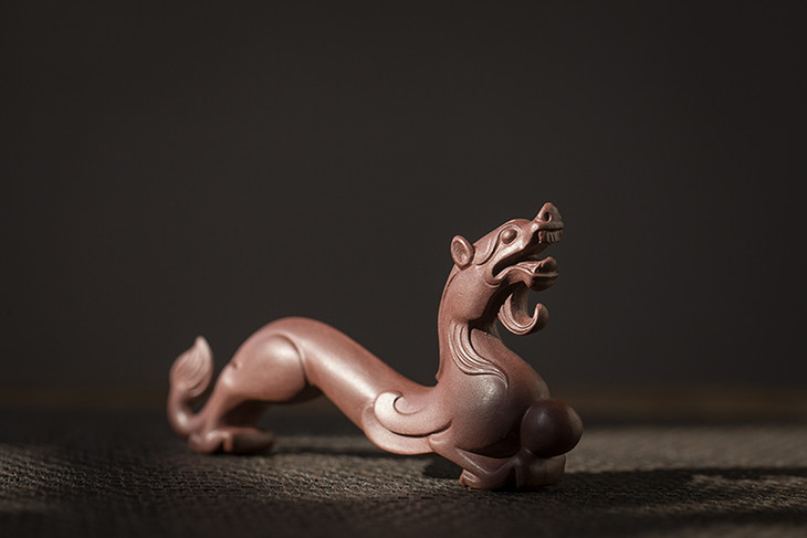 通常都是像麒麟,貔貅这种传统神兽较多,用螭龙作为设计元素实则是不