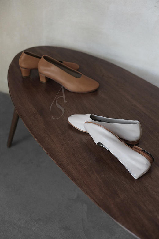 MARTINIANO 驼色/米色浅口中跟单鞋 商品图9