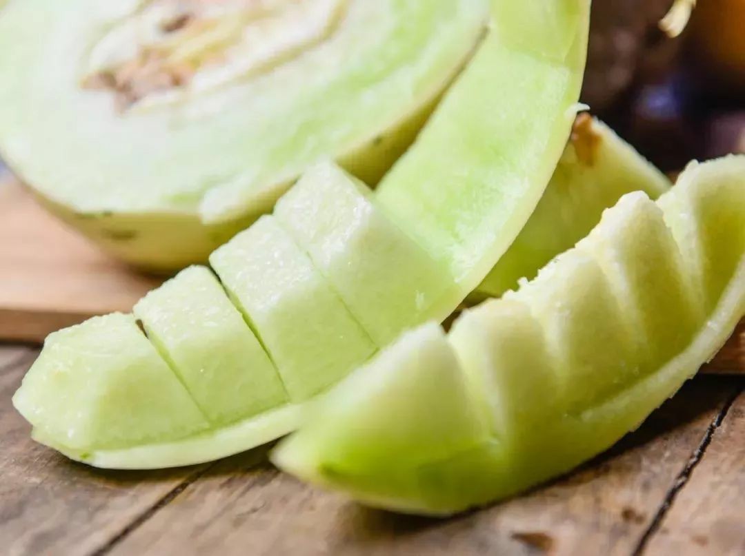 新疆吐鲁番的月露蜜瓜6-7斤装(外表清新可爱,口感甜软多汁 )