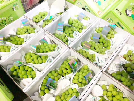 匠心极·晴王葡萄 自带浓郁香气的晴王葡萄🍇 口感香甜，果冻般口感  皮薄而无涩，迷之花香 让人惊艳无比，入口化成一汪蜜。满嘴香甜，瞬间征服你的味蕾！ 商品图3