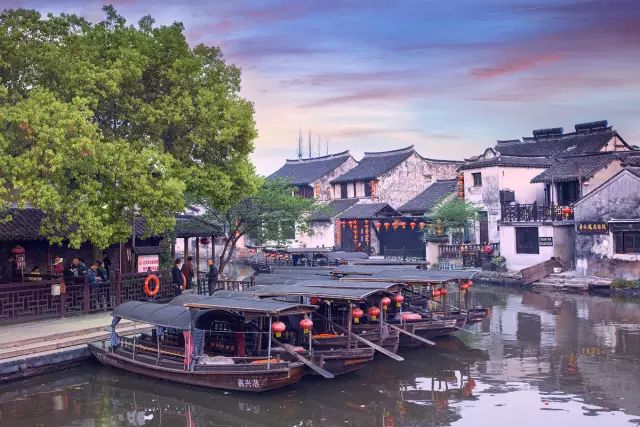 ★周末、节假日不加价★ ¥499起/2间夜 入住明星同款【嘉善罗星阁君亭酒店】享豪华房+自助早餐~另有单晚含自助晚餐套餐可选！江南园林风格，闹中取静，有效期至2025年12月31日