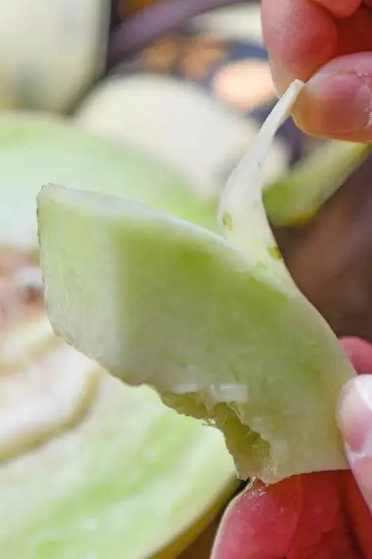 新疆吐鲁番的月露蜜瓜6-7斤装(外表清新可爱,口感甜软多汁 )