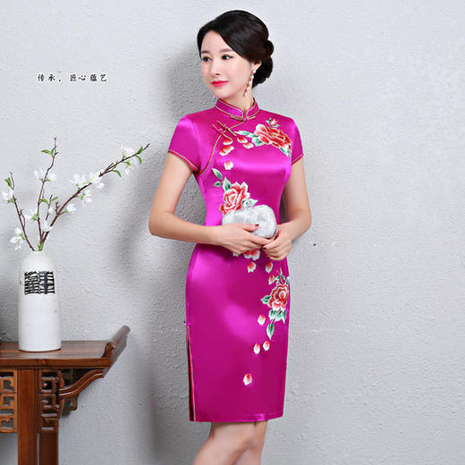 YB-9009新款绸缎短款绣花旗袍 商品图0