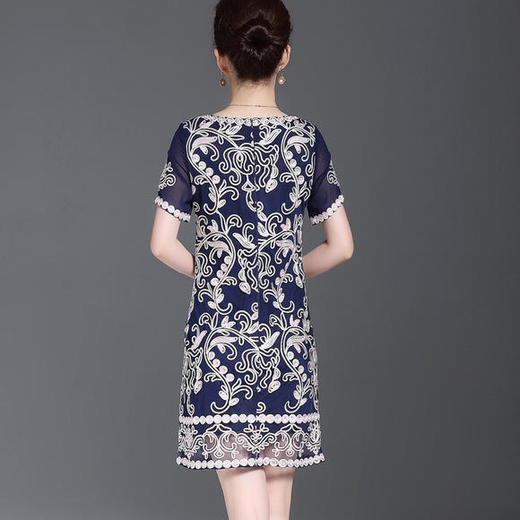 JS6216新款优雅气质修身短袖圆领盘花刺绣连衣裙 商品图3