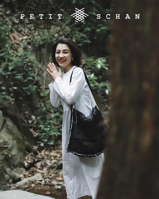 PETIT SCHAN小闪 BAG#002 The Darkness 白天不懂夜的黑 压褶处理工艺 拉丝邮差包 商品图10