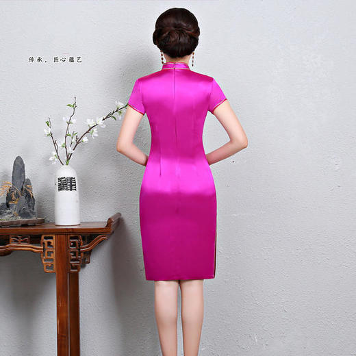 YB-9009新款绸缎短款绣花旗袍 商品图2