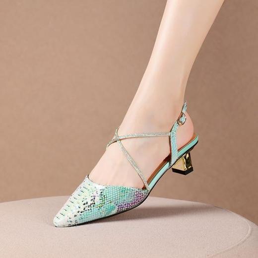 OLD-E40-9116小香风拼色包头后空粗跟3cm小跟蛇纹凉鞋 商品图1