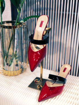 红身黑带牛漆皮尖头细跟凉鞋
