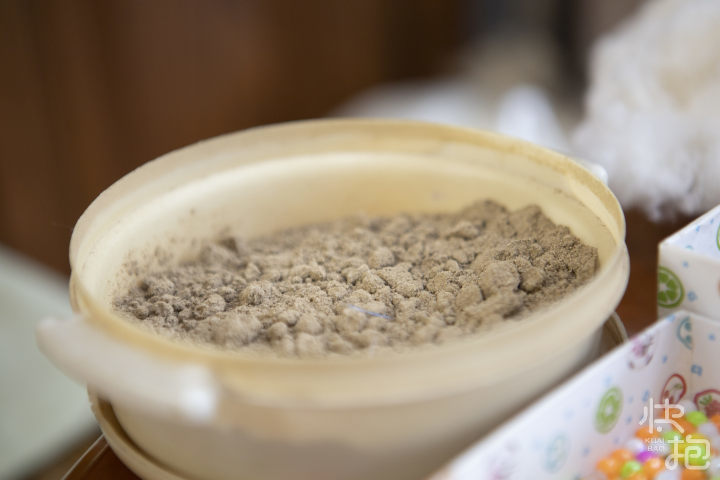 img_6541翁文英制作香囊用的香粉记者 夏阳 摄_副本.jpg